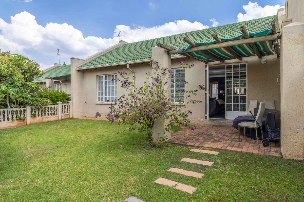 Live the Dream, Perfect Location and very sought after -Modern Family Home in upmarket Little Falls Awaits you. - Photo 3