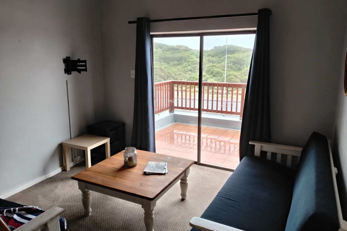 Charming 3-Bedroom Apartment with Additional Loft Space - Photo 3