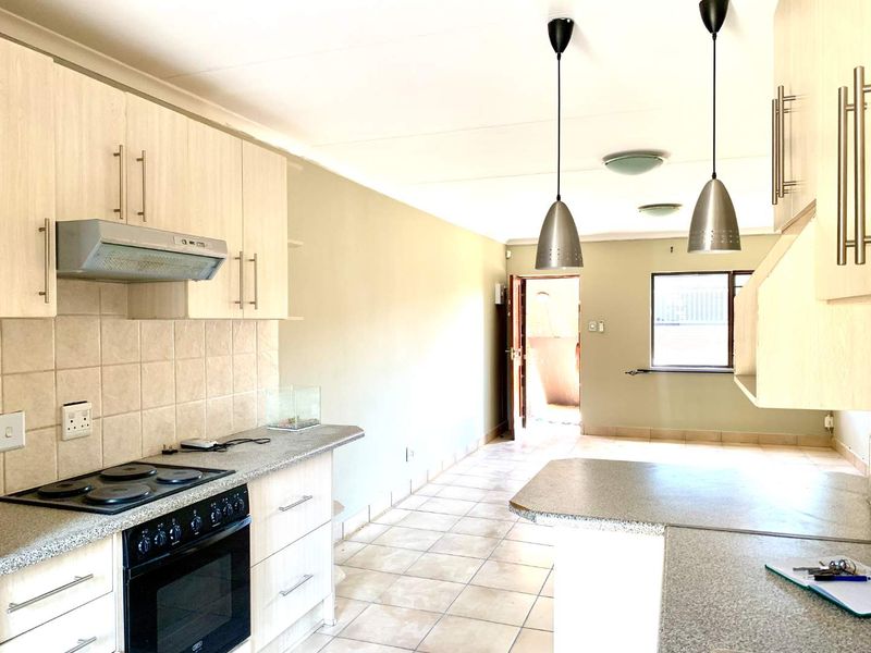 Beautiful, Fresh & Cozy Ground Floor Townhouse – Northern Bloemfontein - Photo 4