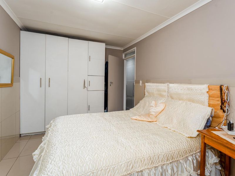 Neat 3-Bedroom Residence Designed for Modern Family Life - Photo 5