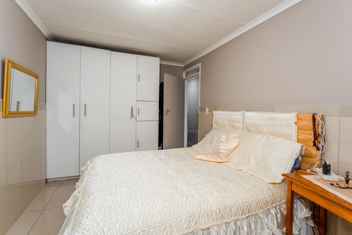 Neat 3-Bedroom Residence Designed for Modern Family Life - Photo 5