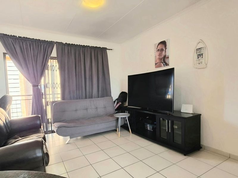 2 Bedroom Apartment / Flat for Sale in South Crest - Photo 5
