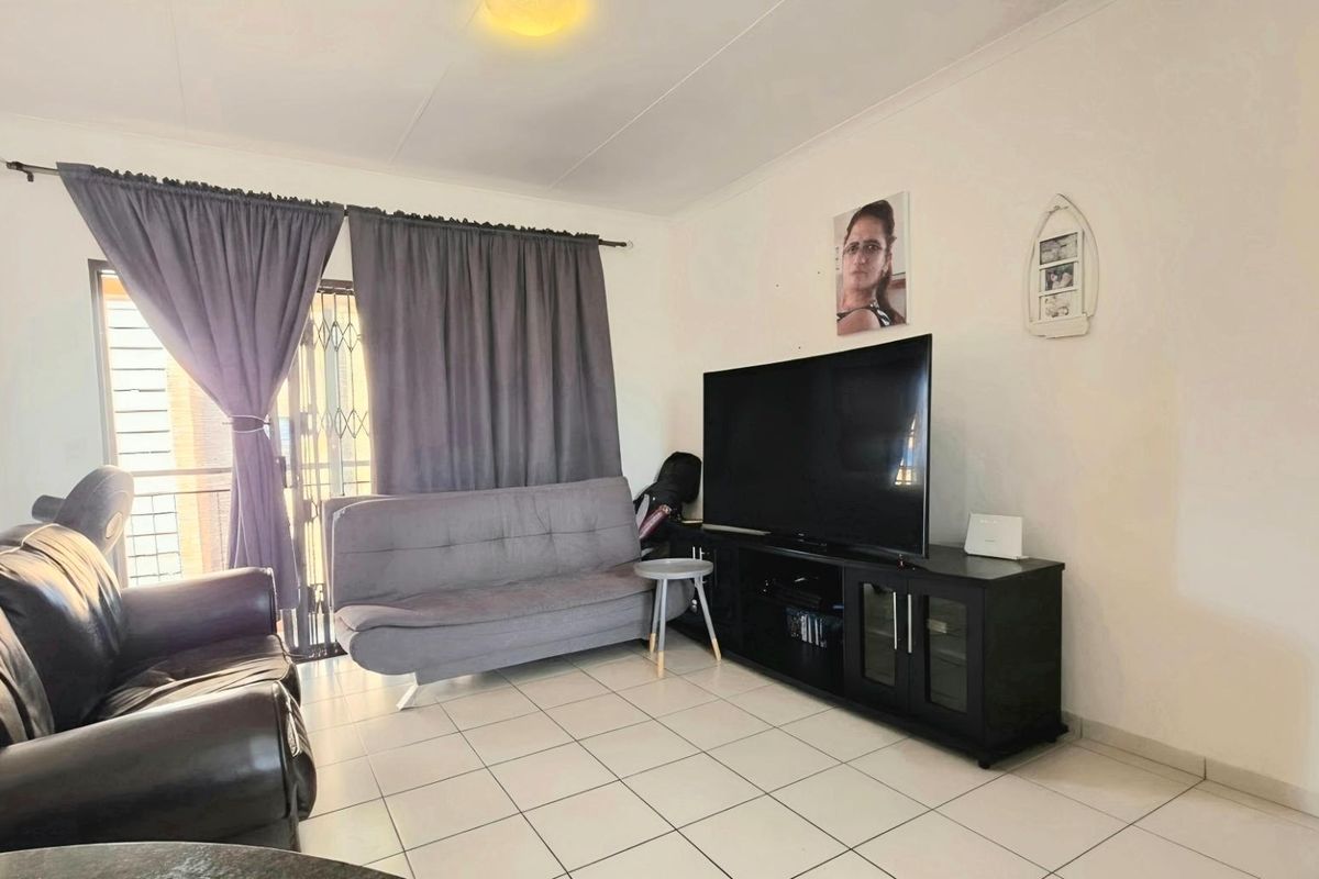 2 Bedroom Apartment / Flat for Sale in South Crest - Photo 5