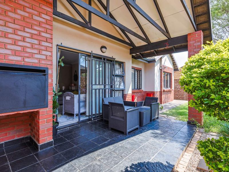 Equestria Elegance: Spacious 3-Bedroom Townhouse Available - Photo 3