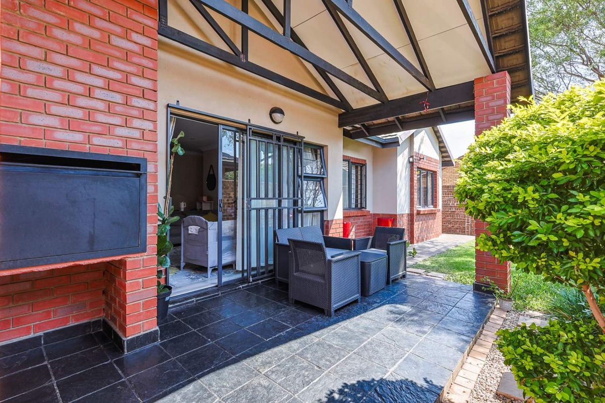 Equestria Elegance: Spacious 3-Bedroom Townhouse Available - Photo 3