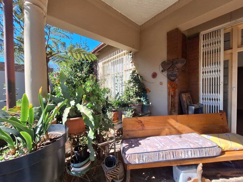 Bright, Spacious Living with Bonus Outbuildings & Garages in Boksburg North - Photo 5