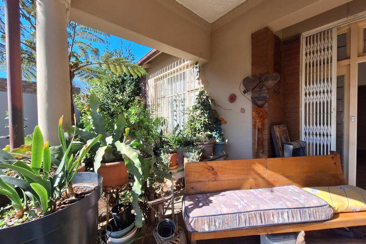 Bright, Spacious Living with Bonus Outbuildings & Garages in Boksburg North - Photo 5