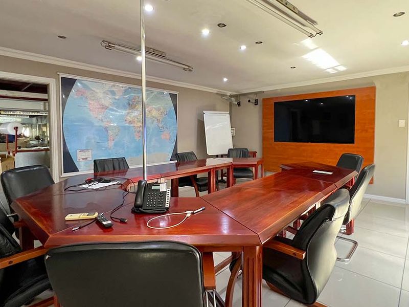 INDUSTRIAL MANUFACTURING WAREHOUSE AND OFFICES - Photo 6