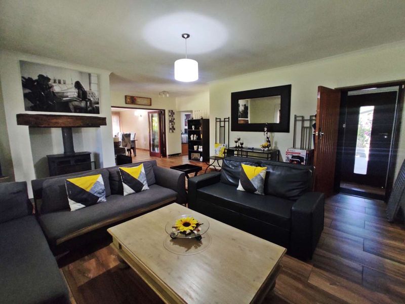 4-Bedroom Family Home in Malanshof - Photo 4