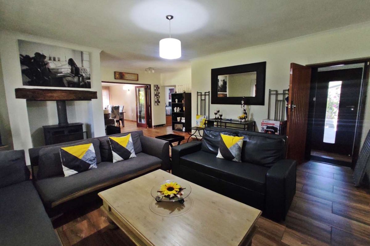 4-Bedroom Family Home in Malanshof - Photo 4