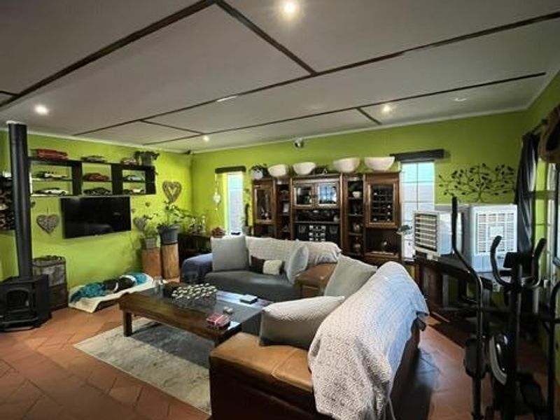 Well maintained house, lovely garden and affordable - Photo 2