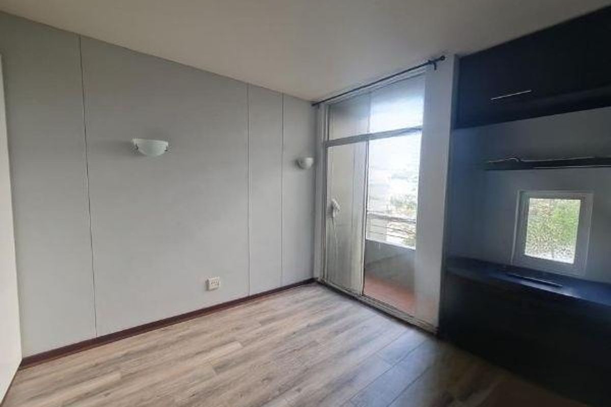 HATFIELD - 2 BEDROOM APARTMENT WALKING DISTANCE TO PRETORIA UNIVERSITY - Photo 3