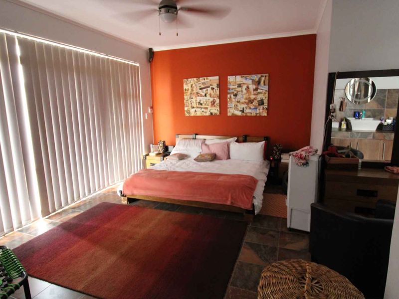 Sensational and Stylish open plan living close to schools. - Photo 8