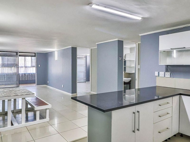 LESS IS MORE - Photo 6