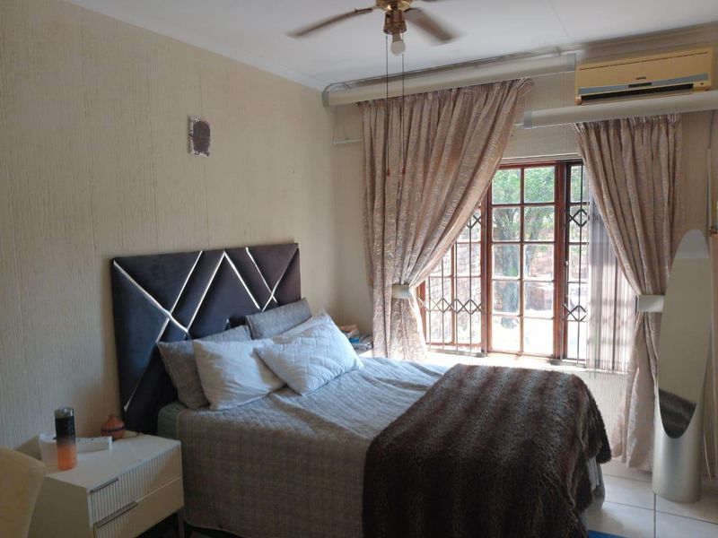 Charming Facebrick Simplex with Practical Comforts & Timeless Appeal - Photo 8