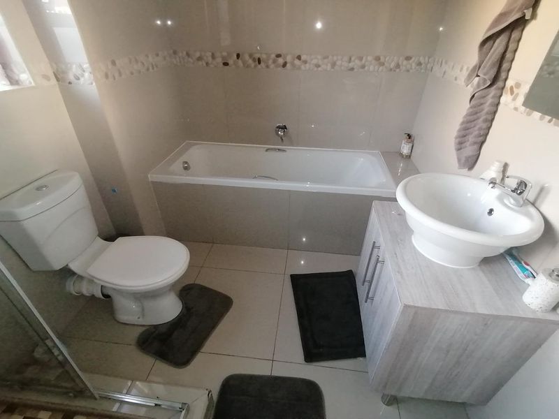 3 BEDROOM APARTMENT FOR SALE IN MOREHILL EXT 2 - Photo 8