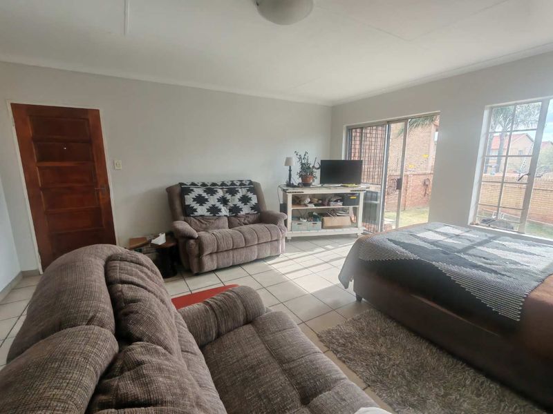 DOUBLE SECURITY -LOVELY BIG GARDEN - SPACIOUS LOUNGE AREA - Photo 6