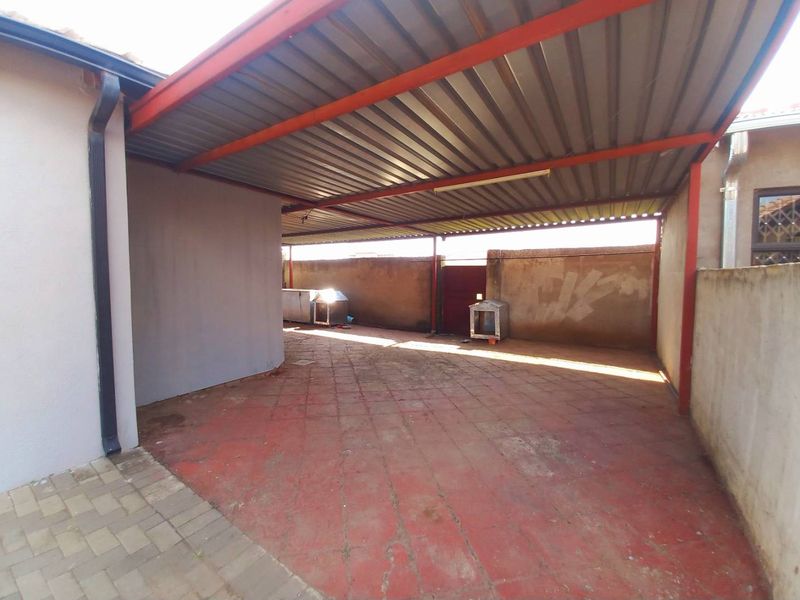 Three bedrooms house for sale in Soshanguve VV - Photo 4
