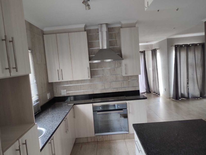 THATCHFIELD HILL - 4 BEDROOM HOUSE WITH STAFF QUARTERS - Photo 8