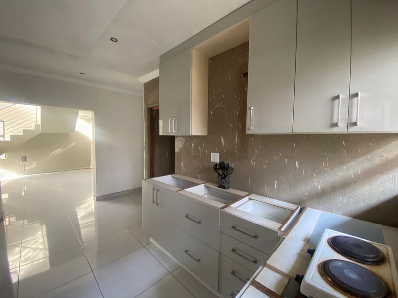 Three Bedroom House for Sale - Photo 4