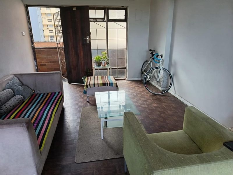 Well maintained secure 2 and half bedroom unit - Photo 2