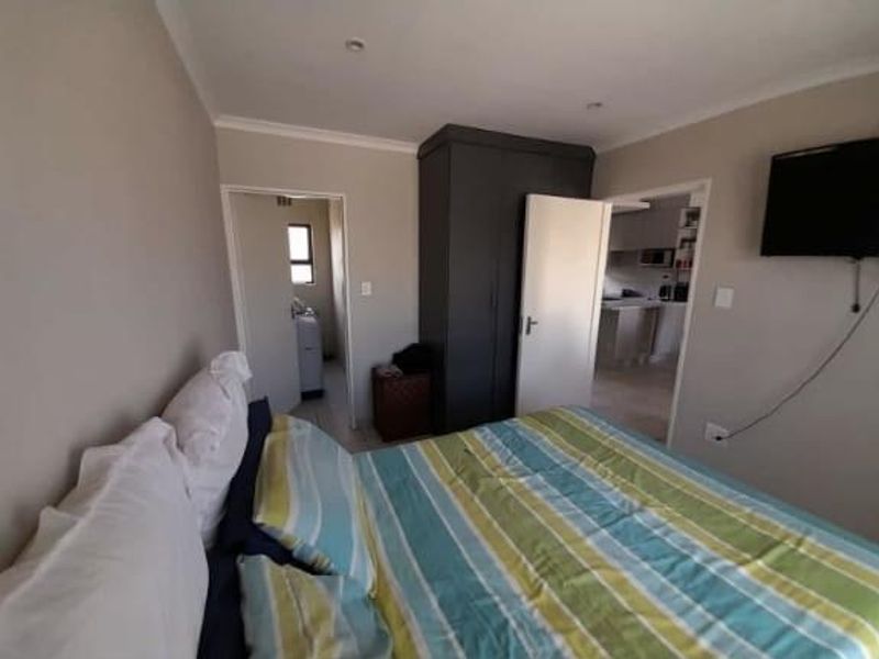 Modern Comfort in Chessington: Secure 3-Bedroom Apartment Awaits! - Photo 5