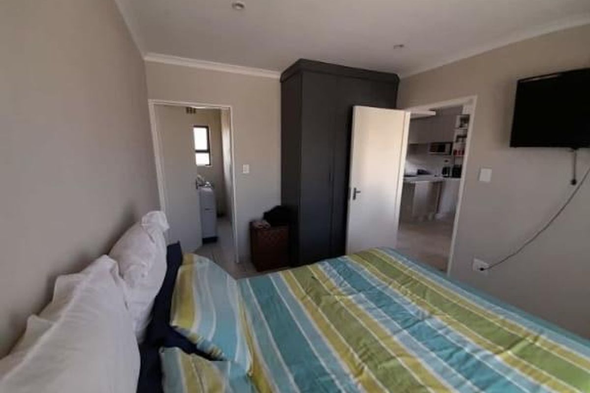Modern Comfort in Chessington: Secure 3-Bedroom Apartment Awaits! - Photo 5