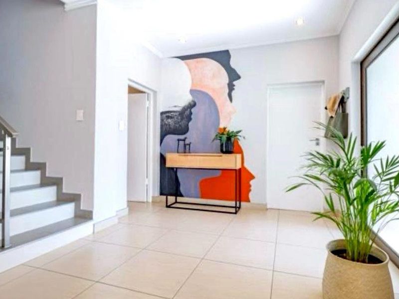 Magnificent furnished 3 Bedroom House with beautiful servants' quarters to Rent in the sought after Six Fountains Estate. For the Executive or an Embassy. - Photo 6