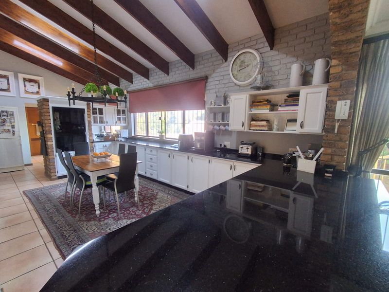 SPACE, STYLE AND ENTERTAINMENT - A FAMILY HOME WITH SO MUCH TO OFFER - Photo 4