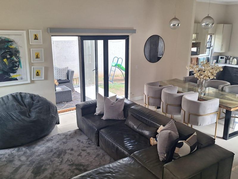 Beautiful, 3-bedroom double-storey home in Ferndale. - Photo 7