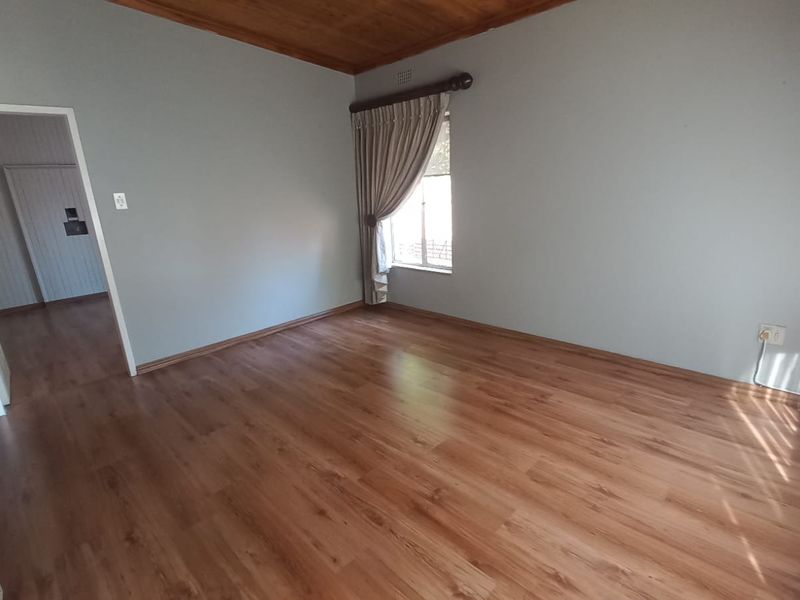 4 bedroom home + flatlet in 24 hour security area - Photo 9