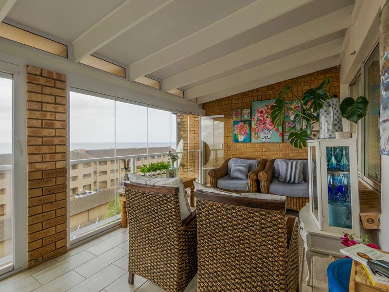 Stunning Beachfront Modern Apartment with Seamless Indoor-Outdoor Living - Photo 6