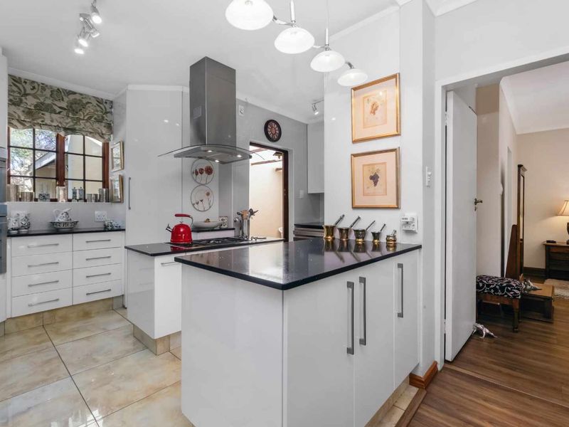 A SUN-FILLED SIMPLEX HOME TUCKED AWAY IN LOVELY LANZERAC - Photo 9