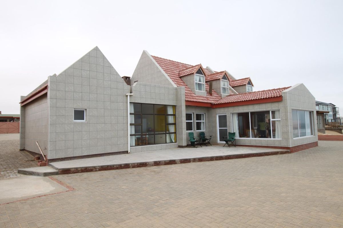 Henties Bay - Prime Location - Photo 2