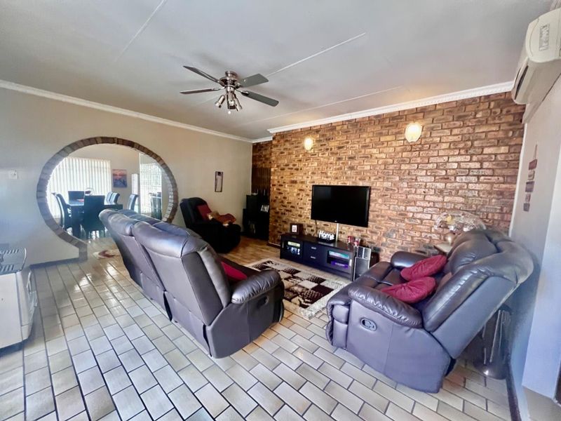 Beautiful home for Sale in Dersley - Photo 7