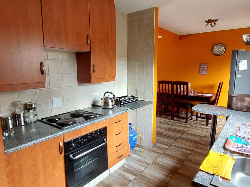 Modern Comfort in a 3-Bedroom, pet friendly duplex - Photo 6