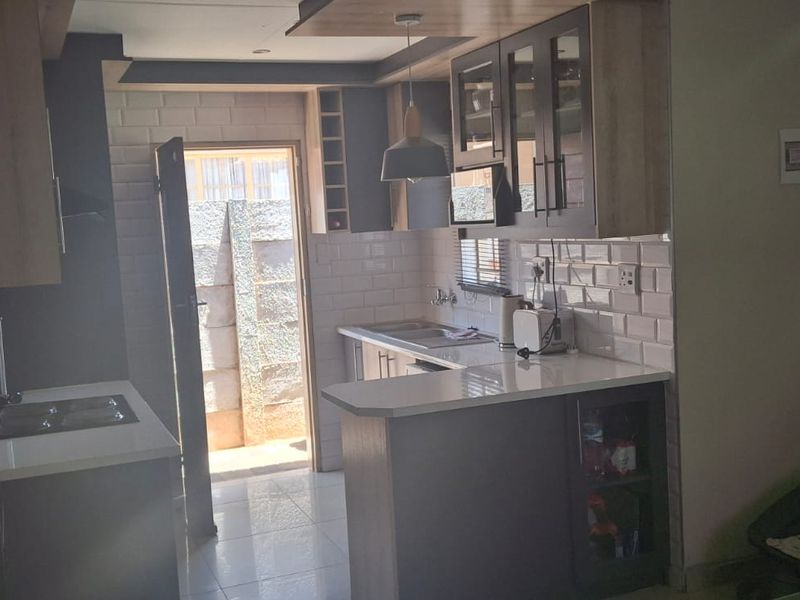 stunning property and morden - Photo 5