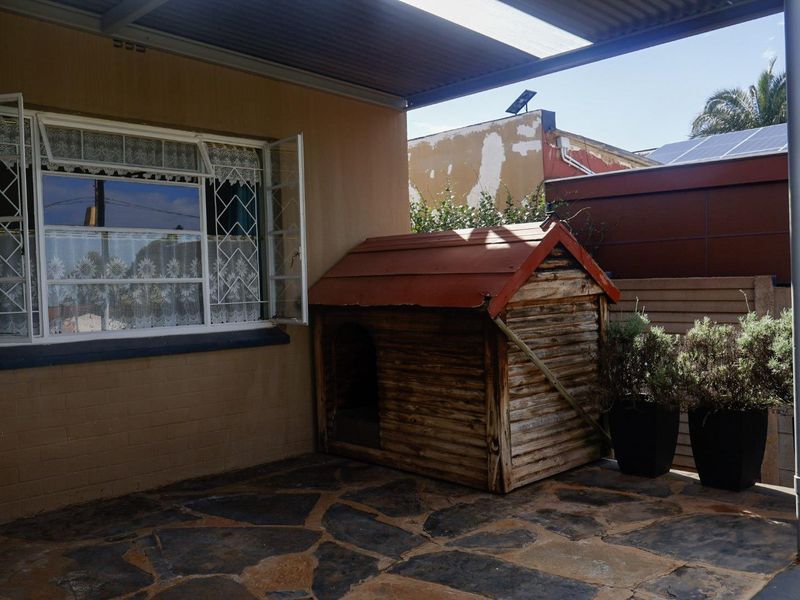 Charming Valhalla Original with Modern Finishes & Expansive Garden - Photo 5