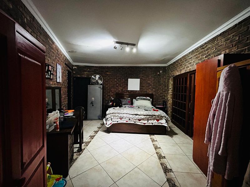 Charming 4-Bed Home in Quiet Old Vaalpark - Photo 8