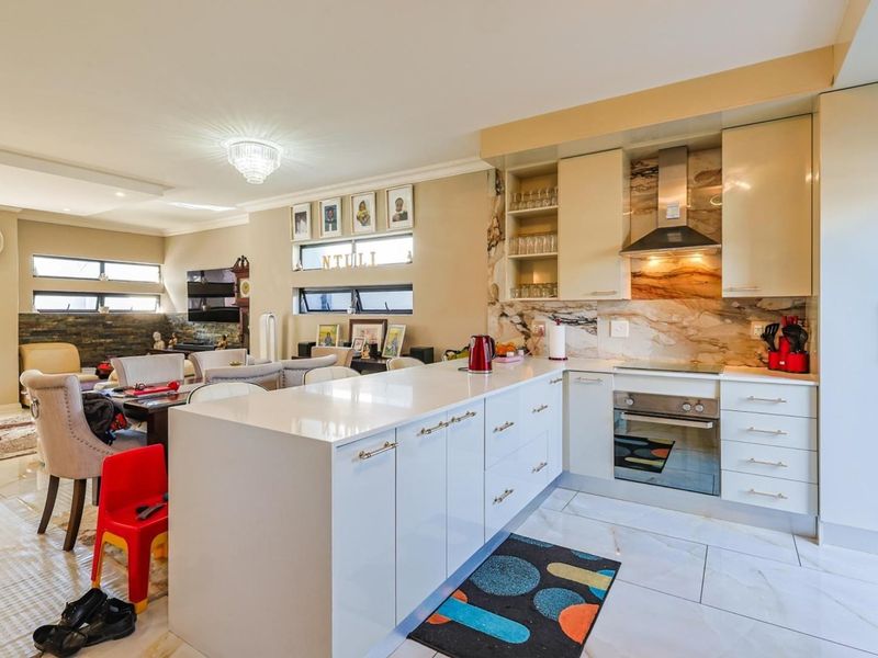 **Stunning Ultra-Modern 3-Bedroom Townhouse in the Prestigious Olive's Gate Estate** - Photo 8