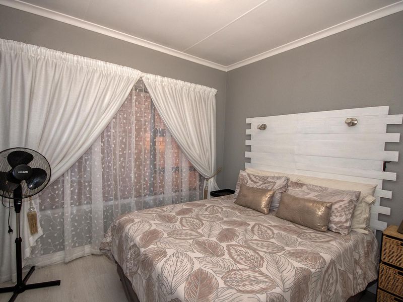 Stunning 3 bedroom simplex for rent - Photo 8