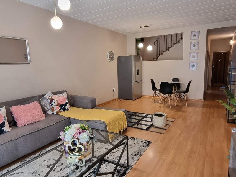 EXQUISITE RENOVATED UNIT! - Photo 3