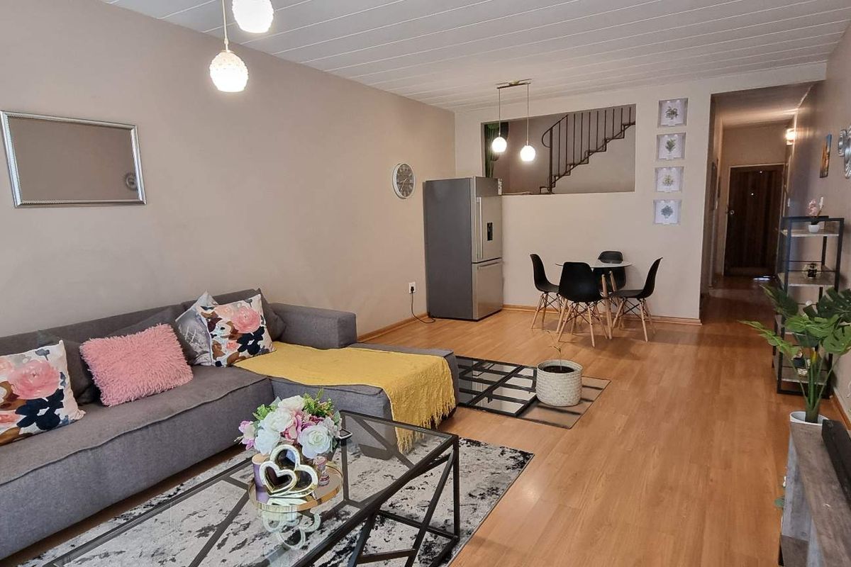 EXQUISITE RENOVATED UNIT! - Photo 3