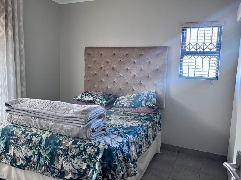 **Spacious 3-Bedroom with build in cupboards in secure community,with added seabreeze*** - Photo 7