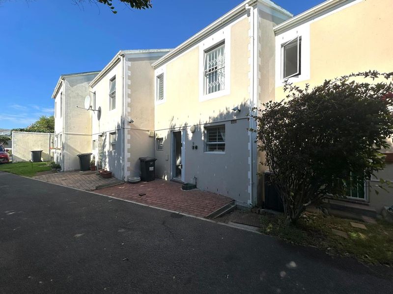 Sunny Upper-Level Townhouse with Mountain Views in Secure Lakeside Complex - Photo 8