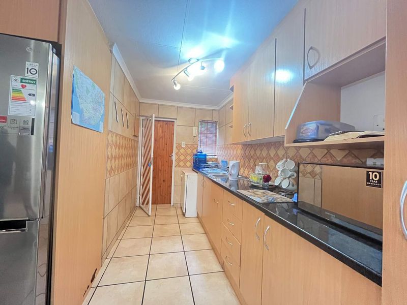 STUNNING FAMILY HOME - Photo 5