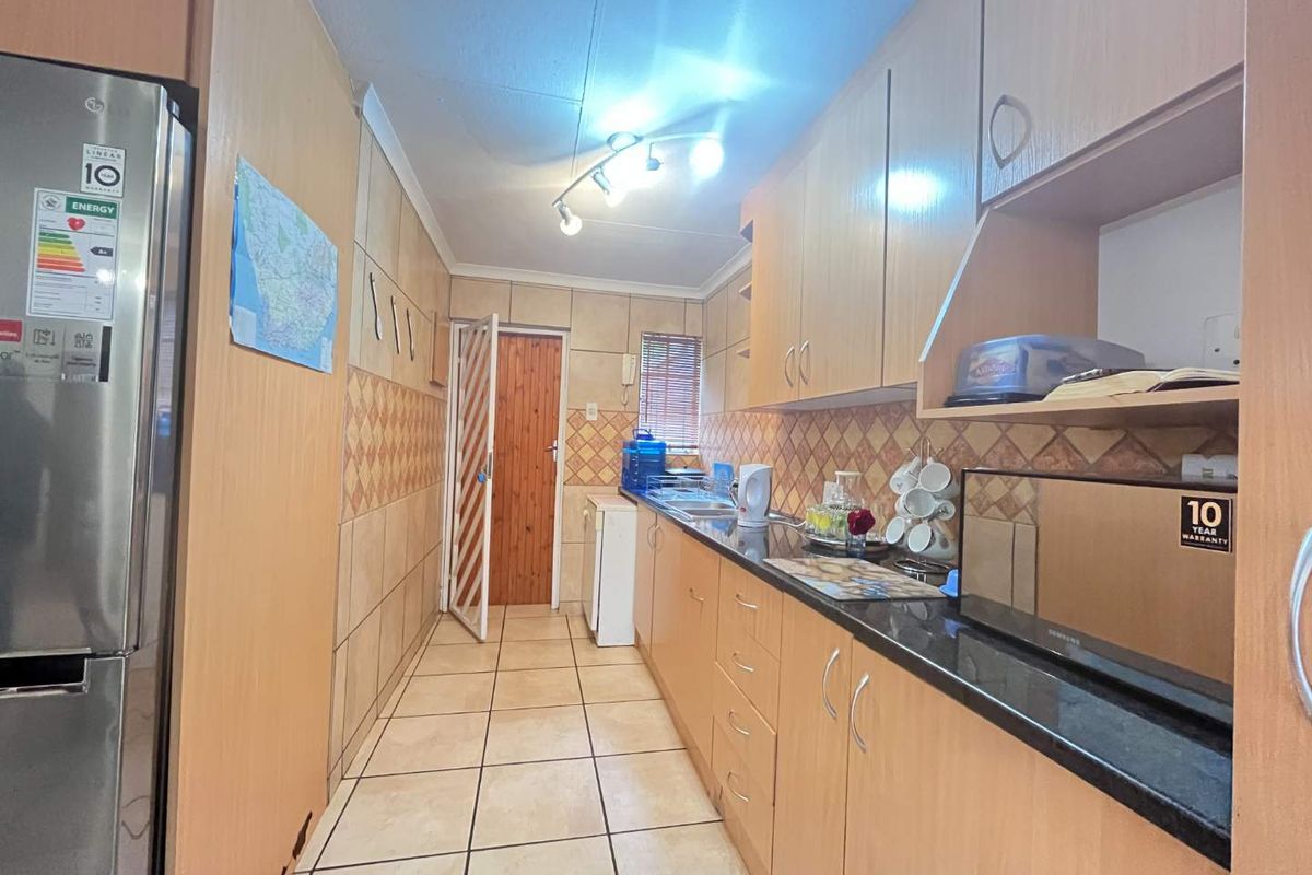 STUNNING FAMILY HOME - Photo 5