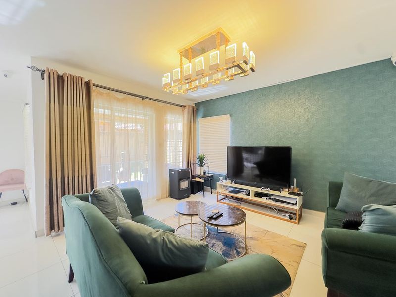 3 Bedroom Duplex with Private Garden - Photo 9
