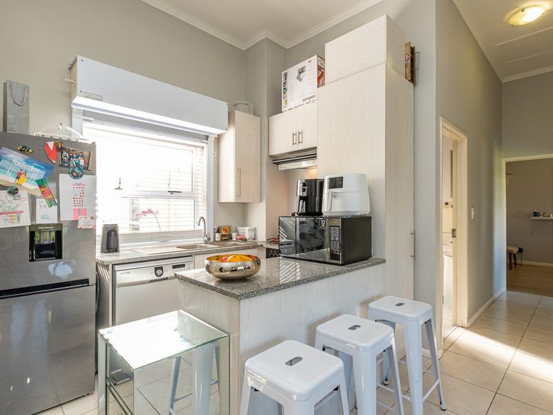 Modern 2-Bedroom Apartment in the Heart of Claremont, Cape Town - Photo 6