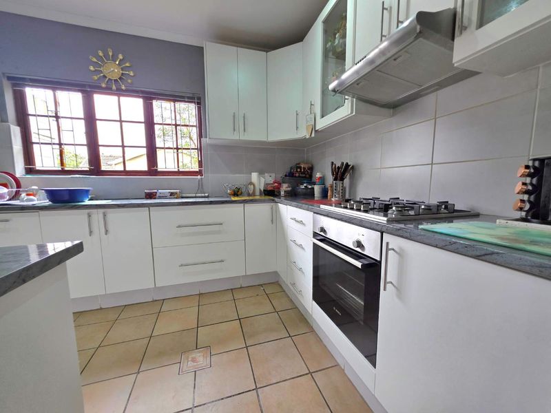 BEAUTIFUL FAMILY HOME WITH COTTAGE – PADFIELD PARK - Photo 8